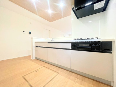 【キッチン】 | ◆横浜市港南区芹が谷　新築戸建て◆ | ◆デザイン性と機能性を兼ね備えたキッチンです。リビングスペースとの一体感が生まれ、広々空間を演出してくれます。