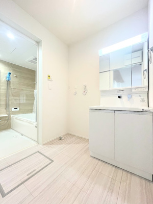 【独立洗面台】 | ◆横浜市港南区芹が谷　新築戸建て◆ | ◆毎日使う場所だから、機能的で使いやすさに配慮したパウダールーム。すっきりと使えるように収納も豊富にご用意しています。