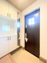 【玄関】 | ◆横浜市港南区芹が谷　新築戸建て◆ | ◆明るい玄関です！散らかりやすい玄関もスッキリする大容量のシューズボックス付き。