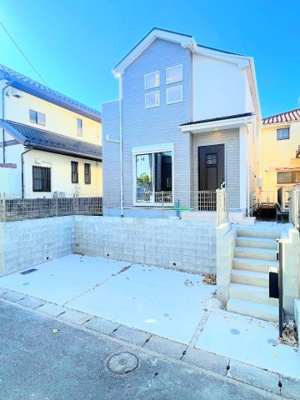 【外観】 | ◆横浜市港南区芹が谷　新築戸建て◆ | ◆堂々たる趣ながら、主張し過ぎずどこか余裕を感じさせるシャープなフォルムで佇む邸宅は、晴天の空と照らし合わせる事で、本来あるべき完成形の姿を見せてくれます。