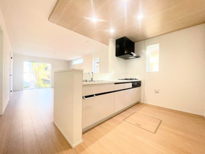 【キッチン】 | ◆横浜市港南区芹が谷　新築戸建て◆ | ◆キッチンからダイニングやリビングが見渡せるキッチン。料理をしながら家族とコミュニケーションをとれるだけでなく、大きな開放感も得られることができます。