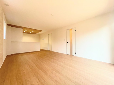 【居間・リビング】 | ◆横浜市港南区芹が谷　新築戸建て◆ | ◆広々としたリビング・ダイニングは、シックでモダンな内装。落ち着いた雰囲気に包まれて、伸びやかな空間のなかで、ゆったりと家族団らんのひとときを過ごせます。