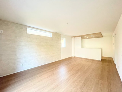 【居間・リビング】 | ◆横浜市港南区芹が谷　新築戸建て◆ | ◆家族で食卓を囲むダイニングスペースと、ソファでゆったりくつろぐリビングスペースがしっかり区切られているので家具の配置や用途を使いわけしやすいです。