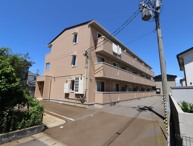 柏崎市比角１丁目のアパートのエントランス