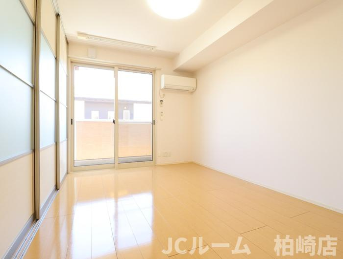 柏崎市比角１丁目のアパートの居間・リビング