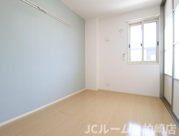 柏崎市比角１丁目のアパートの洋室
