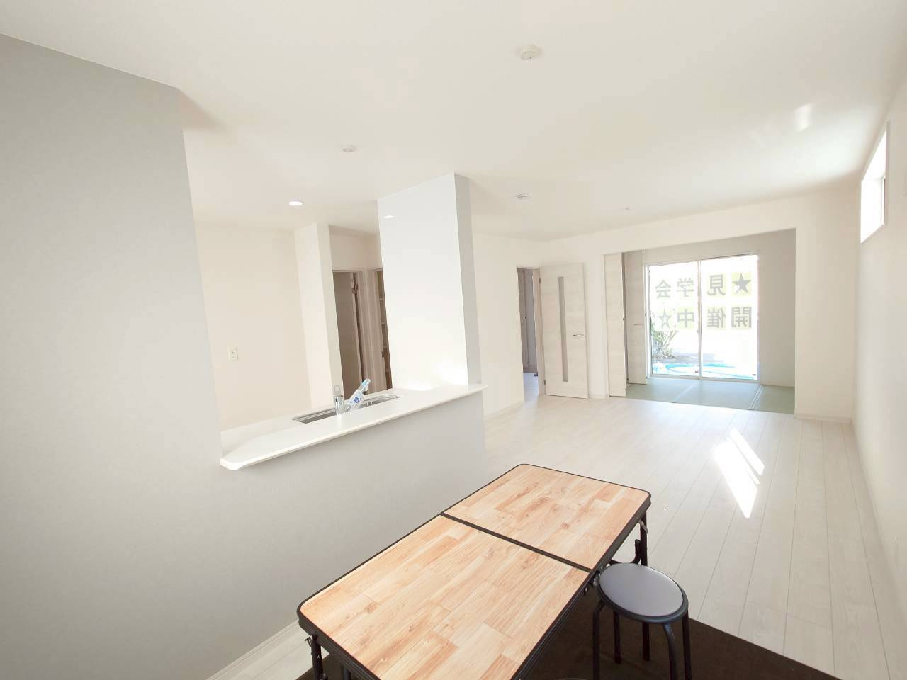 ■■南城市佐敷新開第３－１号棟の居間・リビング|使いやすいリビングです