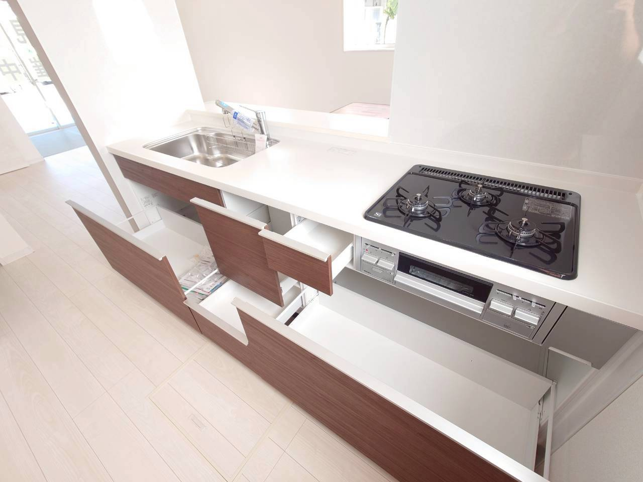 ■■南城市佐敷新開第３－１号棟のキッチン|コンパクトなキッチンで掃除もラクラク