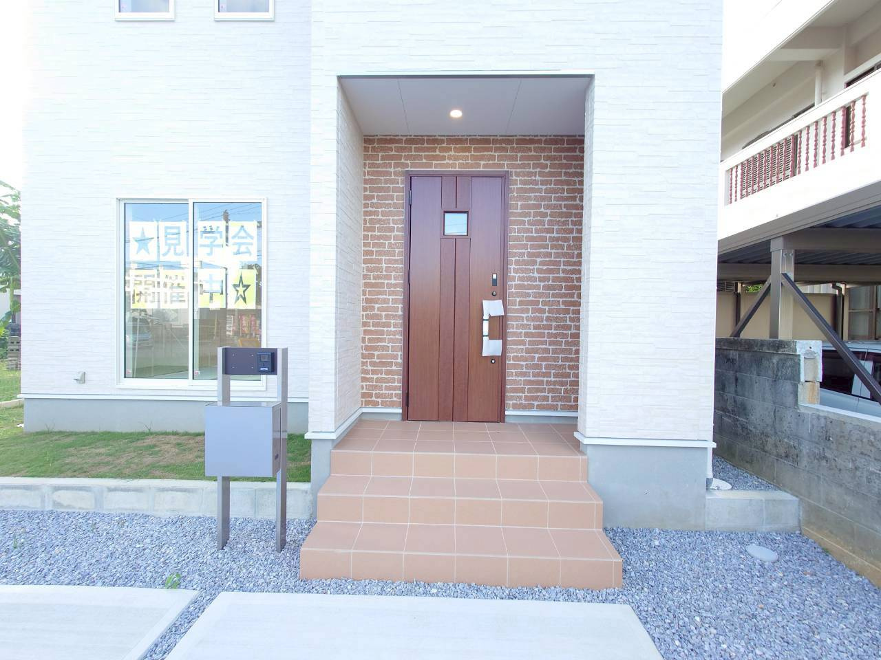 ■■南城市佐敷新開第３－１号棟のエントランス|物件の外観です