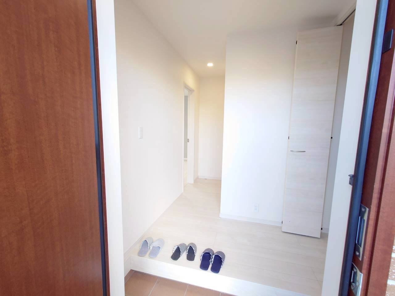 ■■南城市佐敷新開第３－１号棟の玄関|明るい玄関です