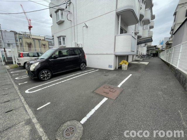 ルミナスの駐車場