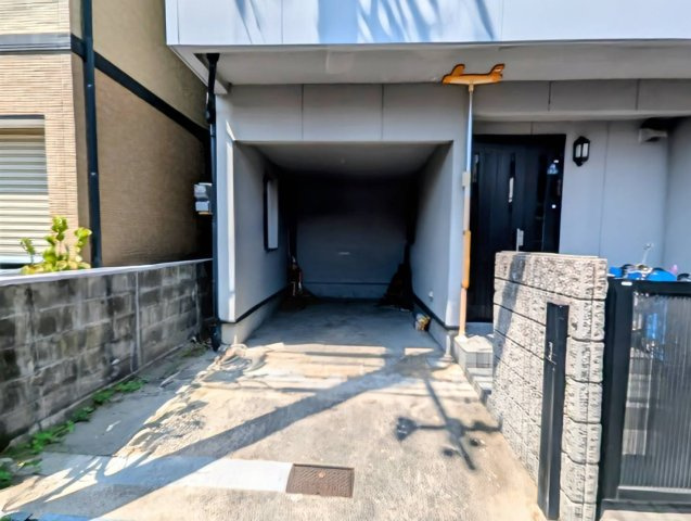 成美町　中古一戸建ての駐車場|ハイルーフ車OK！
■物件内覧・資金計画相談・住宅ローン相談、リフォーム相談、お問合せ受付中■
※当日・翌日のご内覧、ご相談はお電話でのお問合せがスムーズです！