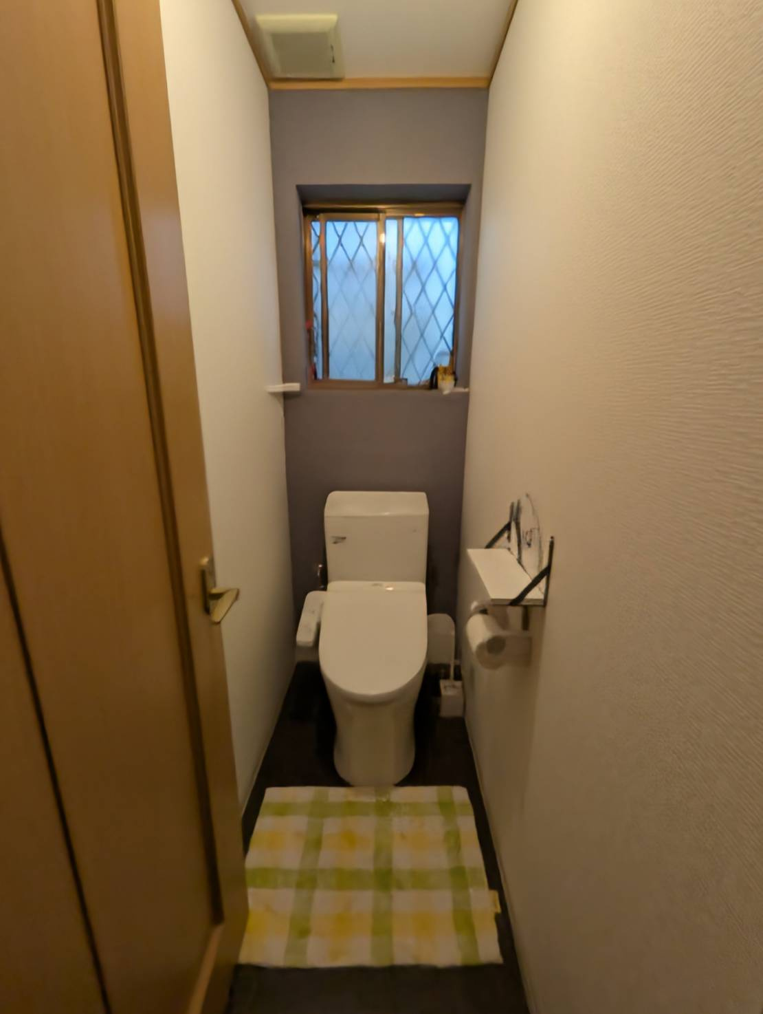 成美町　中古一戸建てのトイレ|温水洗浄便座付
■物件内覧・資金計画相談・住宅ローン相談、リフォーム相談、お問合せ受付中■
※当日・翌日のご内覧、ご相談はお電話でのお問合せがスムーズです！