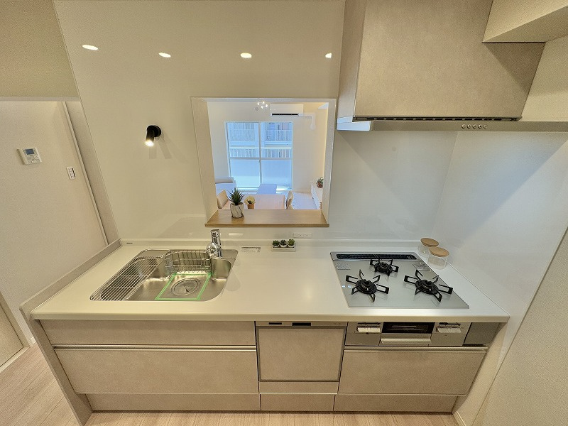 ユニーブル成増A棟のキッチン|新規交換のシステムキッチンは食器洗い乾燥機付き 食後の家事のひと手間を省いてくれ、ご家族との時間を作ってくれます
