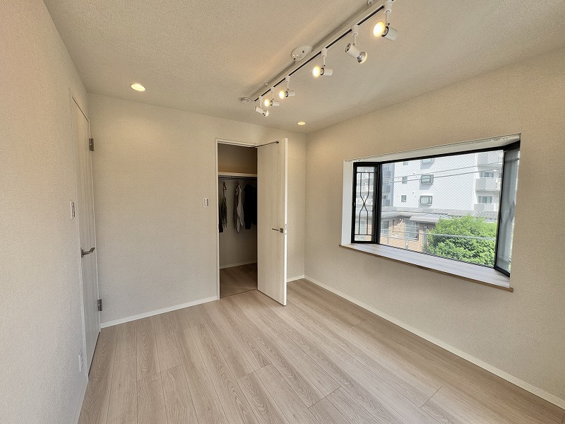 ユニーブル成増A棟の洋室|洋室1には出窓があり2面採光、通風も良好です