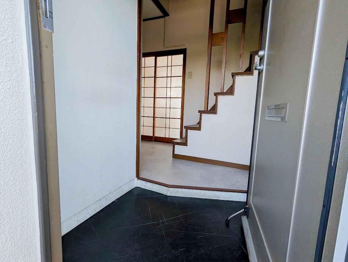 明舞第３団地１１号棟の玄関