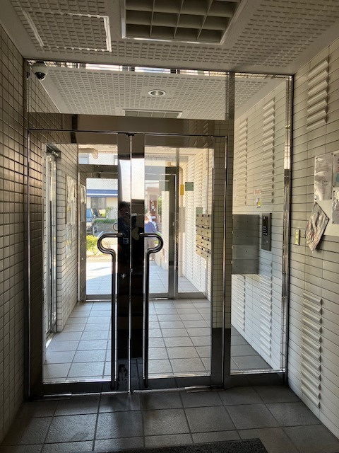 パストラル野沢壱番館　オートロック　モニター付きインターホン　最上階のエントランス