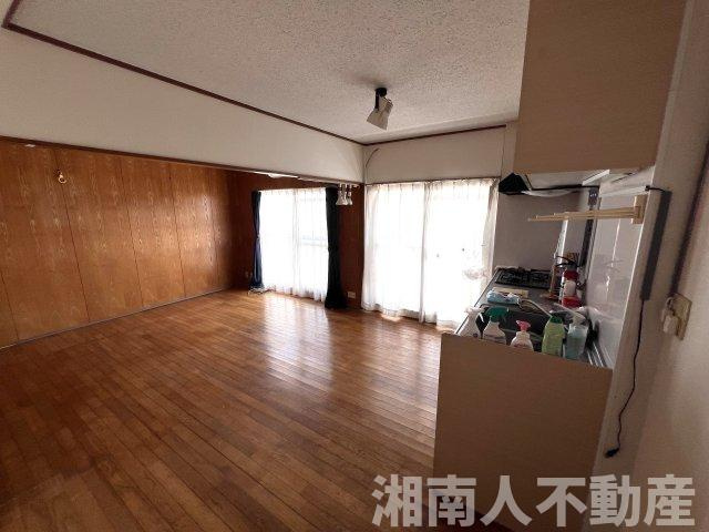 東逗子第2団地９号棟の居間・リビング|こちらのリビングで趣味の時間をお楽しみください