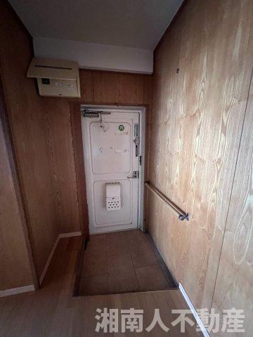 東逗子第2団地９号棟の玄関|収納もある玄関です