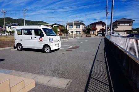 デルニエ　アビテAの駐車場