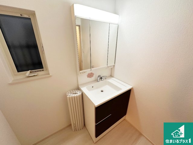 神戸市西区池上　第14期　新築一戸建ての独立洗面台|清潔感のある洗面台です。フラットな鏡は掃除がしやすく毎日清潔！鏡裏には収納があるのでスッキリとした洗面台が保てます。