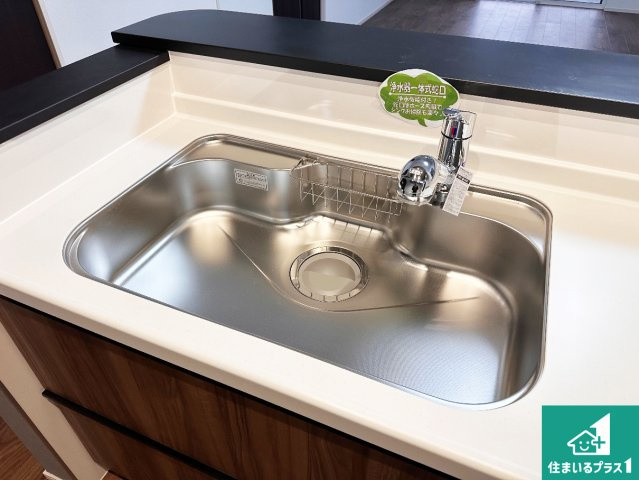 神戸市西区池上　第14期　新築一戸建ての設備|蛇口の先端に浄水器を内蔵しています！原水と浄水、お湯と冷水、シャワーの切替えがワンタッチなので用途によって使い分けられます。