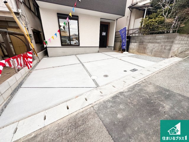 神戸市西区池上　第14期　新築一戸建ての駐車場|並列２台駐車可能！ゆとりの駐車スペースで車庫入れもスムーズ！

