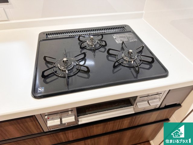 神戸市西区池上　第14期　新築一戸建ての設備|ダブル高火力Ｓｉセンサー付きコンロ！３口あるので、まとめて料理をする時も大活躍！