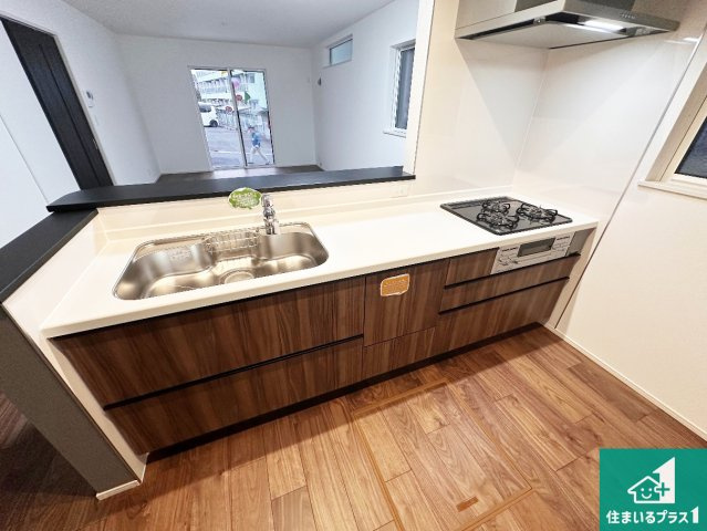 神戸市西区池上　第14期　新築一戸建てのキッチン|子供を見守りながらお料理が出来るため家族のコミュニケーションか増えます♪スペースが広く確保されている為お子様が大きくなったときは一緒に料理を楽しめます♪