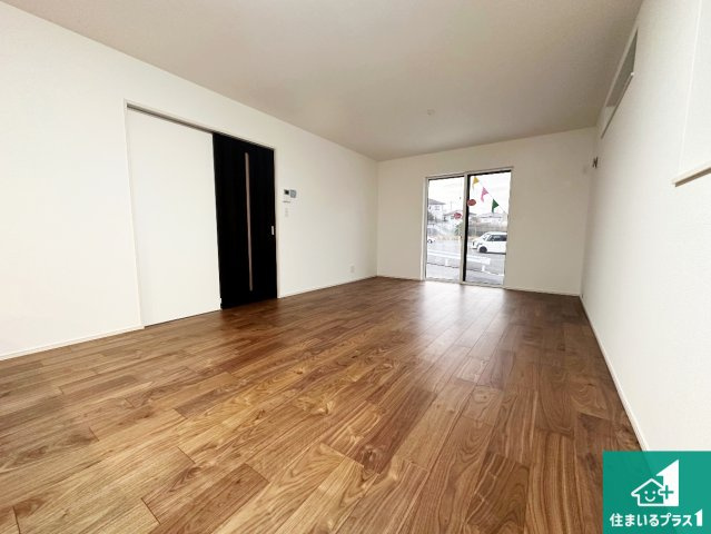 神戸市西区池上　第14期　新築一戸建ての居間・リビング|明るいリビングで朝の目覚めもスッキリできそう！対面キッチンでご家族のコミュニケーションも自然と増える設計！小さなお子様が遊ぶスペースを作っても広々とくつろげるLDK！