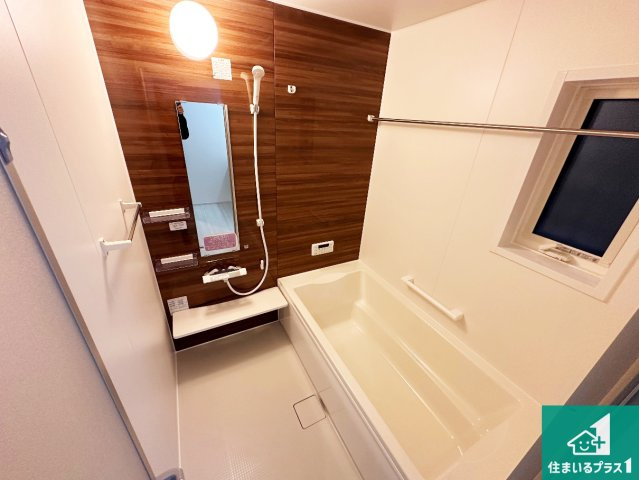 神戸市西区池上　第14期　新築一戸建ての浴室|足をゆったり伸ばして寛げる浴槽です。窓が設けられていますので差し込む光が明るく穏やかな雰囲気にしてくれます♪浴室乾燥機も設置しているので、雨の日の洗濯物も安心です♪