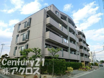 オートロックで外部の人間が簡単に出入りできないため安心です。