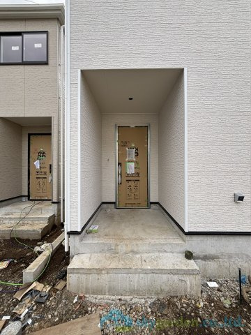 秦野市堀西第21　新築戸建　全2棟2号棟の玄関