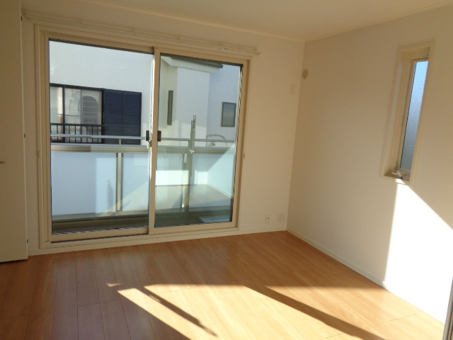 ウィスティリア湘南の居間・リビング|角部屋２面採光