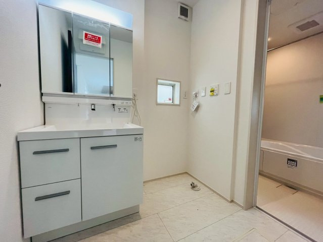 ★★南城市玉城糸数3期-1号棟（全4棟）の独立洗面台|朝の身支度には欠かせない独立洗面化粧台
