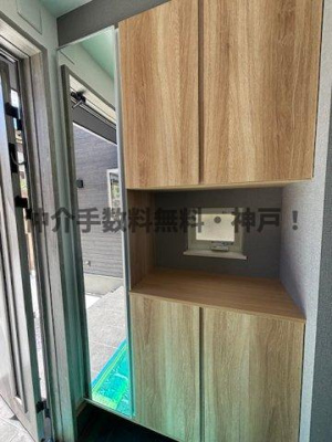 【玄関】 | 神戸市西区秋葉台2丁目　新築戸建　仲介手数料無料！ | 玄関収納です