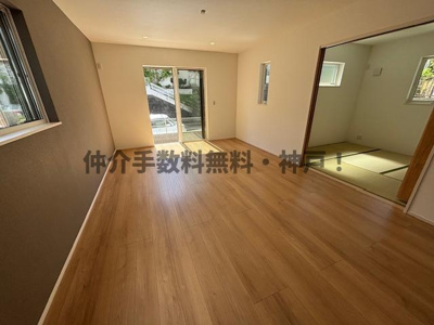 【居間・リビング】 | 神戸市西区秋葉台2丁目　新築戸建　仲介手数料無料！ | ゆったり過ごせる居間です