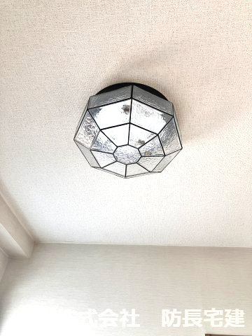 レジデンスカワモトの玄関|おしゃれな照明のある玄関です