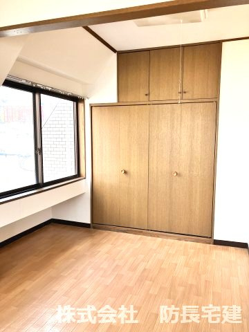 レジデンスカワモトの洋室|収納がたっぷりある洋室です