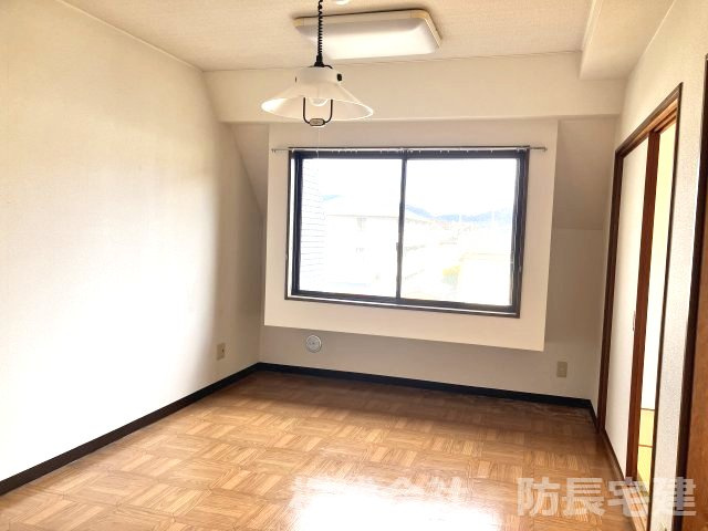 レジデンスカワモトの居間・リビング|明るいリビングです