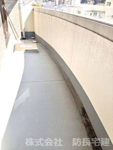 レジデンスカワモトのバルコニー|お洗濯にも便利な広いバルコニー付き