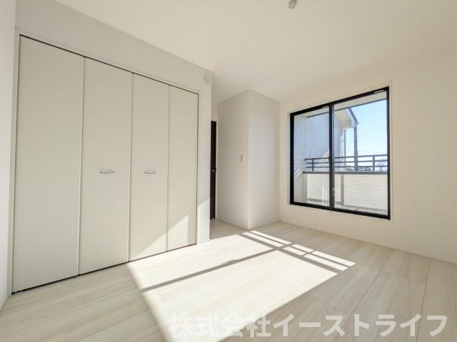 【新築戸建】　いわき市泉町下川3期5棟の洋室|4号棟写真　洋室は和室と比べて家具を置いたり敷物を敷いたりと、カスタマイズ性が高いので、自分の好みの部屋にしやすいです。