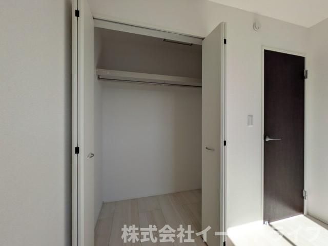 【新築戸建】　いわき市泉町下川3期5棟の洋室|同社施工写真　家具などのインテリアともマッチしておしゃれ感が出しやすく、身の回りの整理がしやすいのも魅力