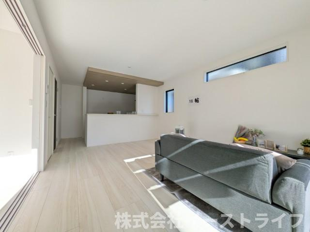 【新築戸建】　いわき市泉町下川3期5棟の居間・リビング|4号棟写真　日差しがたっぷり入る明るいLDKです