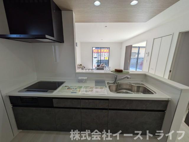 【新築戸建】　いわき市泉町下川3期5棟のキッチン|4号棟写真　使い勝手の良いシステムキッチンです。IHなのでお子様と一緒にお料理するときも安心です！