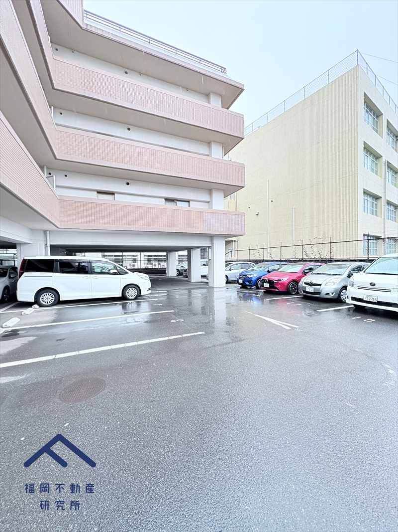 ネオハイツ筑紫丘の駐車場