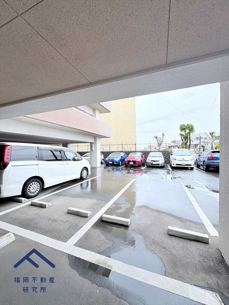 ネオハイツ筑紫丘の駐車場