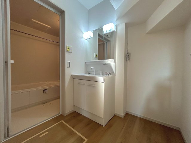 【価格改定】長岡京市今里4丁目3期の洗面所|三面鏡付洗面化粧台