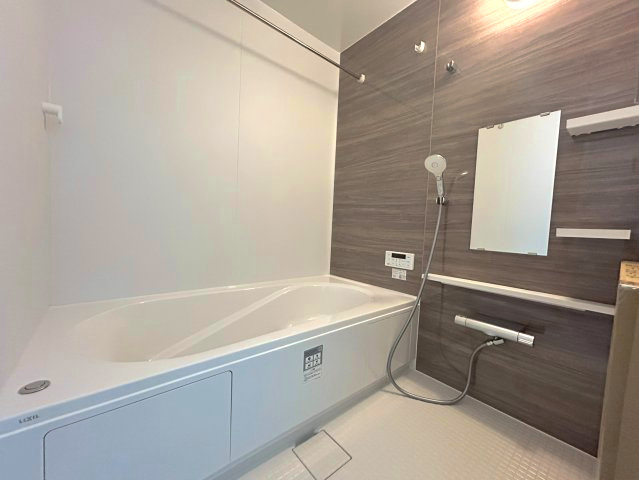 【価格改定】長岡京市今里4丁目3期の浴室|ブラウンのアクセントパネルがお洒落な浴室空間となっております。