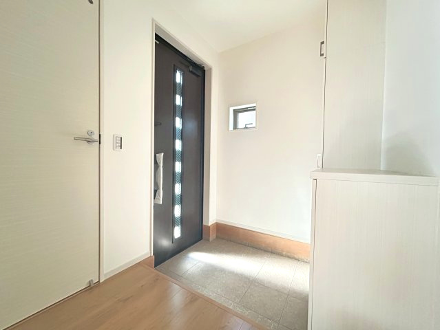 【価格改定】長岡京市今里4丁目3期の玄関|西側玄関！目の前にはシューズボックスが完備されております♪